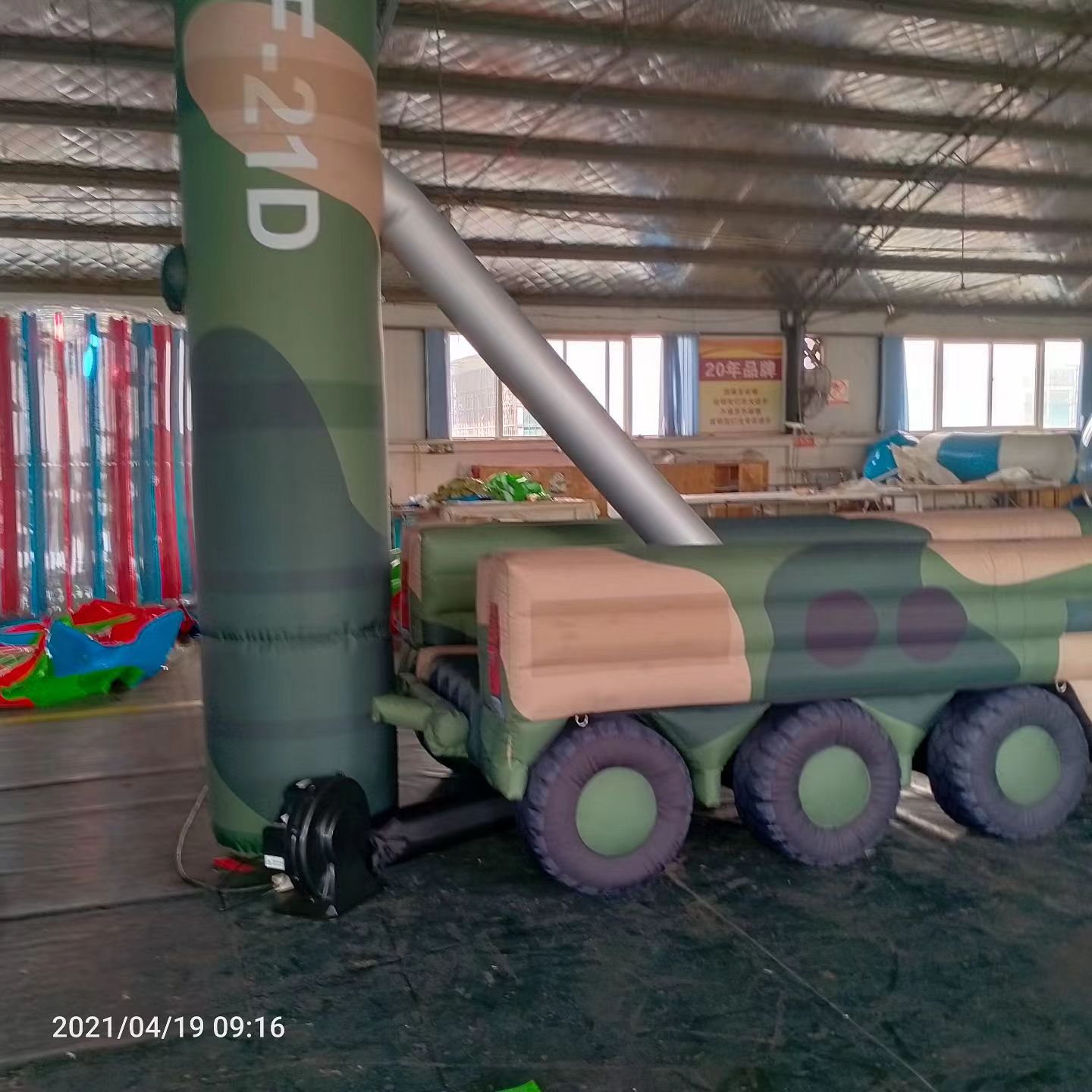 大兴安岭军事演习中的充气目标车辆：模拟发射车雷达车坦克飞机